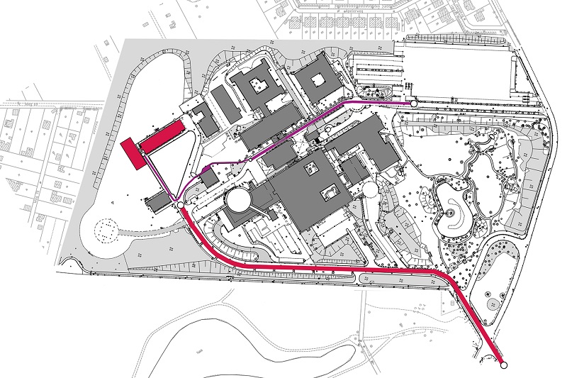 Karte vom Gelände des Klinikums Bremerhaven-Reinkenheide, auf der in rot die Gebäude der Kinderklinik und der Anfahrtsweg mit dem Auto sowie in lila der Weg zu Fuß markiert sind, verlinkt mit der Anfahrtsbeschreibung zum Herunterladen