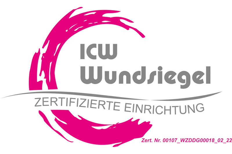 Das ICW Wundsiegel mit dem begleitenden Text: Zertifizierte Einrichtung, sowie der Kenn-Nummer des Zertifikates (verwendet mit Erlaubnis durch die Initiative Deutsche Wunden e.V.)