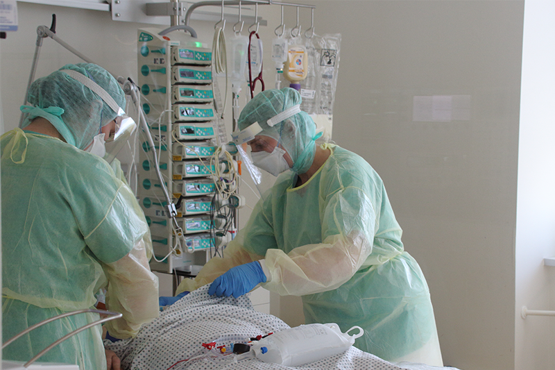 Szenenfoto der Versorgung eines Corona-Patienten auf der Intensivstation