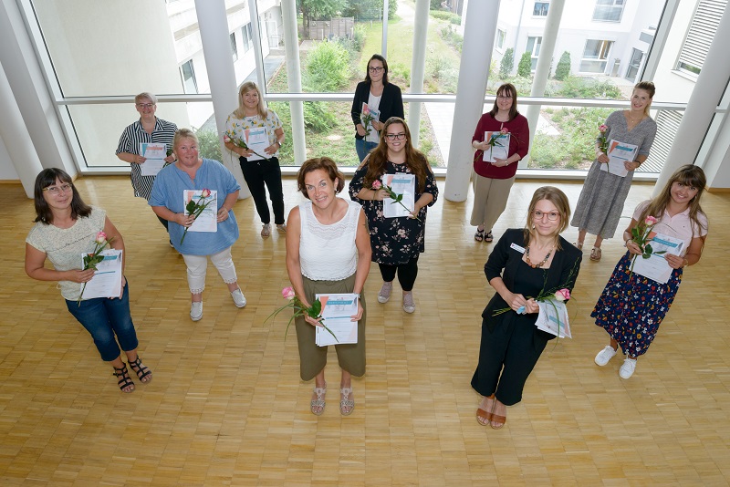 Gruppenfoto (Teil 1), 11 Absolventinnen des Pflege-Managementkurses „Roßbruch Consulting Lehrgang“ 2020 (Foto: Antje Schimanke)