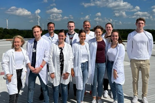 Gruppenfoto vom Kurs "HNO am Meer" im Juni 2022 auf der Hubschrauberlandeplattform des Klinikum Bremerhaven-Reinkenheide