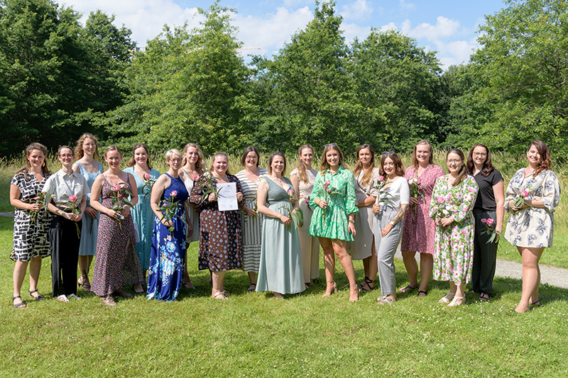 Gruppenfoto der Absolventinnen vom Juli 2022 an der Hebammenschule am Klinikum Bremerhaven-Reinkenheide (Foto: Masorat)