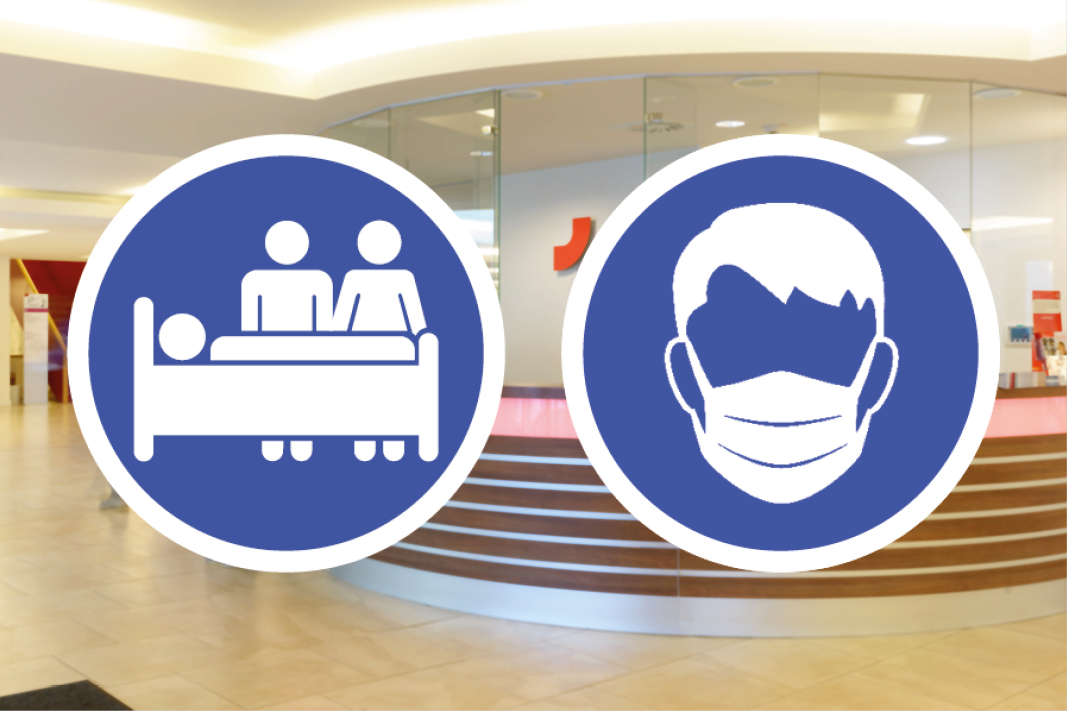 Zwei blau-weiße Gebotsschilder mit Piktogrammen für Besuch im Krankenhaus und Maskenpflicht, im Hintergrund ein Foto der Eingangshalle vom Klinikum Bremerhaven-Reinkenheide (Foto: Schimanke)