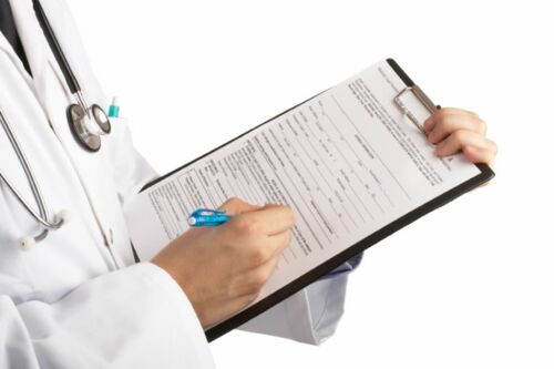Schmuckbild: ein Arzt füllt auf einem Klemmbrett ein Formular aus (Quelle: istockphoto.com)