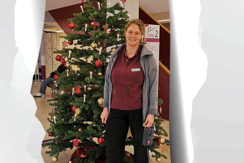 Tag 12: Sandra Ahrens vor dem weihnachtlich geschmückten Tannenbaum am KBR