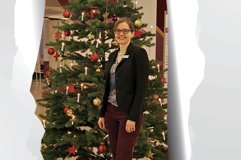 Tag 13: Christine Hagedorn vor dem weihnachtlich geschmückten Tannenbaum am KBR