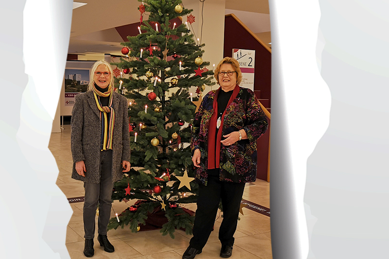 Tag 14: Waltraud Seltz und Stefanie Hallegger-Mahn vor dem weihnachtlich geschmückten Tannenbaum am KBR