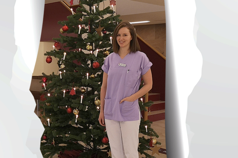 Tag 15: Nicola Berndt vor dem weihnachtlich geschmückten Tannenbaum am KBR