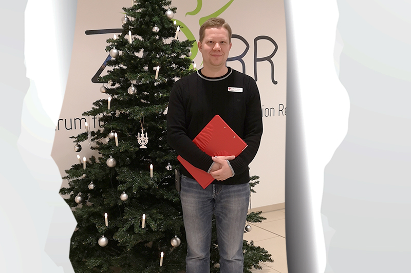 Tag 19: Axel Fenker vor dem weihnachtlich geschmückten Tannenbaum am KBR