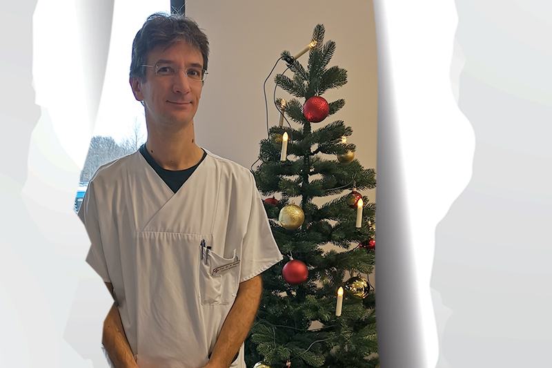 Tag 20: Prof. Dr. Radke vor dem weihnachtlich geschmückten Tannenbaum am KBR