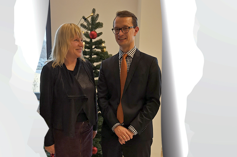 Tag 21: Frau Lacroix und Dr. Nickel vor dem weihnachtlich geschmückten Tannenbaum am KBR