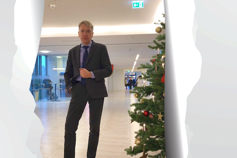 Tag 23: Prof. Dr. Junghans vor dem weihnachtlich geschmückten Tannenbaum am KBR