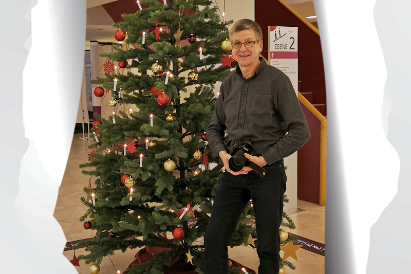 Tag 3: Jörn Mante vor dem weihnachtlich geschmückten Tannenbaum am KBR
