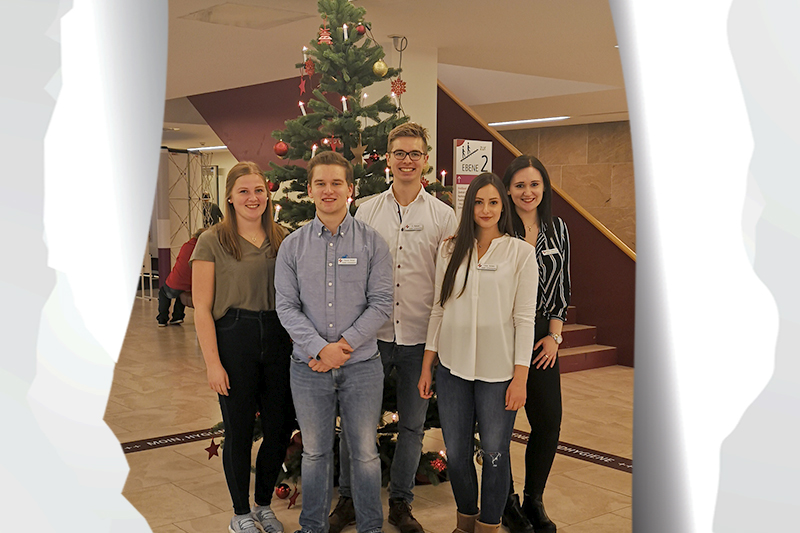Tag 4: Sonja Lankenau, Pascal Bange,  Chris Radeck, Liesa Gerken und Andrea Eckermann vor dem weihnachtlich geschmückten Tannenbaum am KBR