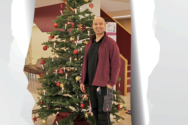 Tag 5: Semi Kocan vor dem weihnachtlich geschmückten Tannenbaum am KBR