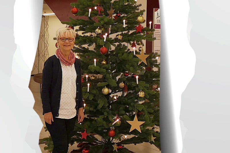 Tag 6: Elvira Heller vor dem weihnachtlich geschmückten Tannenbaum am KBR