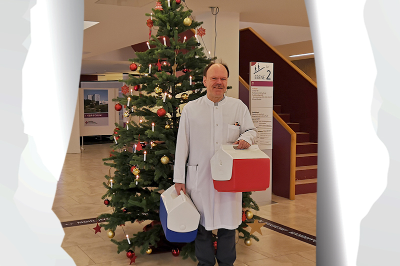 Tag 7: Christian Schnabel vor dem weihnachtlich geschmückten Tannenbaum am KBR