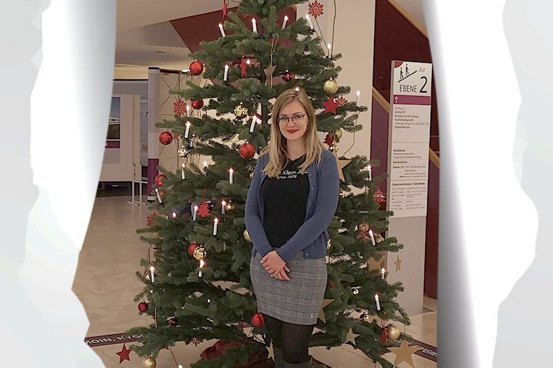 Tag 8: Natalie Spange vor dem weihnachtlich geschmückten Tannenbaum am KBR
