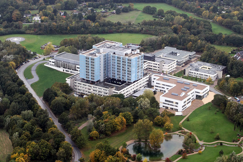 Luftaufnahme vom Klinikum Bremerhaven mit umgebenden Grünflächen und Wohngebieten; verlinkt zur Seite 'Kliniken'