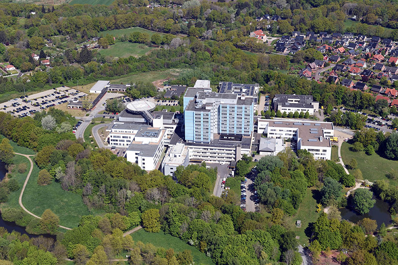 Luftaufnahme vom Klinikum Bremerhaven mit umgebenden Grünflächen und Wohngebieten; verlinkt zur Seite 'Kliniken'