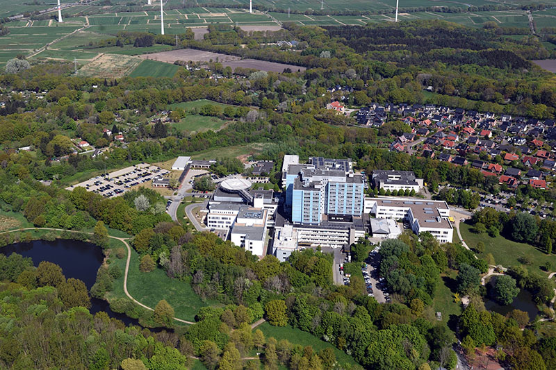 Luftbild vom Klinikum Bremerhaven-Reinkenheide mit umliegenden Grünflächen und Wohngebieten, verlinkt zur Seite 'Betriebsrat'