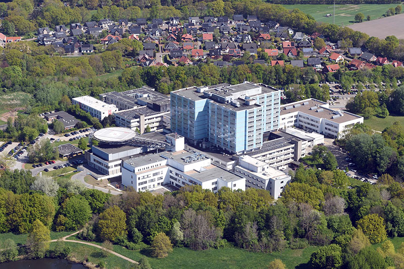 Luftbild vom Klinikum Bremerhaven-Reinkenheide mit umliegenden Grünflächen und Wohngebieten