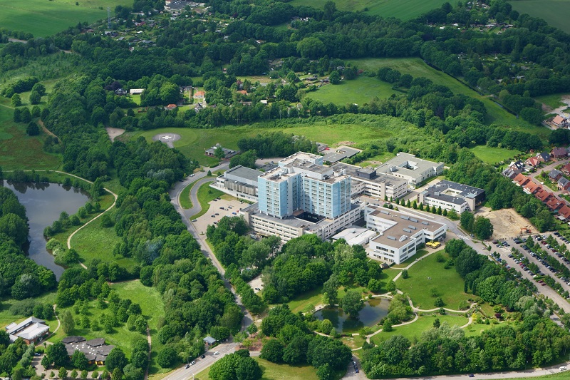 Luftbild vom Klinikum Bremerhaven-Reinkenheide mit umliegenden Grünflächen und Wohngebieten, verlinkt zur Seite 'Betriebsrat'