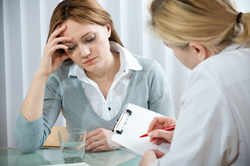 Schmuckbild: eine Ärztin macht sich Notizen im Gespräch mit einer Patientin; verlinkt zum 'Behandlungszentrum für Psychiatrie, Psychotherapie und Psychosomatik'
