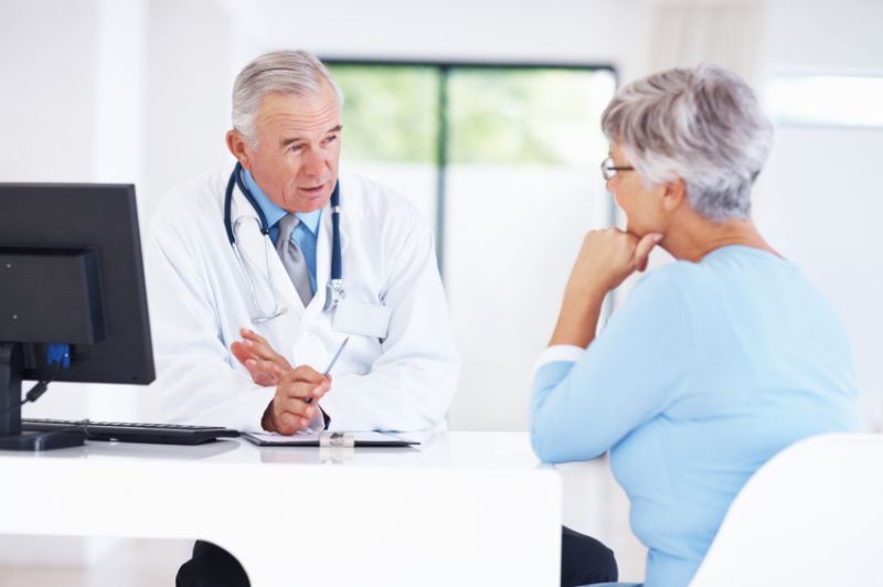 Schmuckbild: ein Arzt am Schreibtisch im Gespräch mit einer Patientin; verlinkt zur 'Onkologischen Tagesklinik'