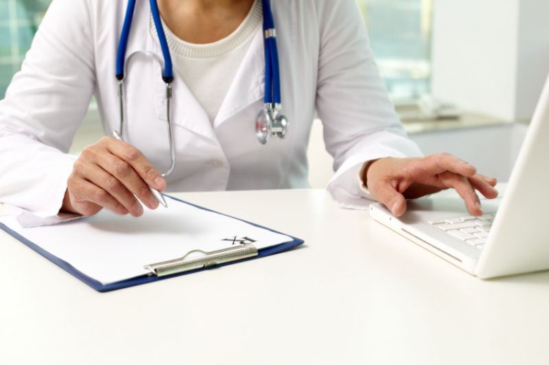 Schmuckbild: Ärztin mit Laptop und Schreibblock; verlinkt zur Seite 'Klinik A - Z'