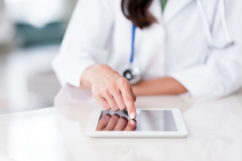 Schmuckbild: eine Ärztin mit einem Tablet-Computer; verlinkt zur Seite 'Dialyse'