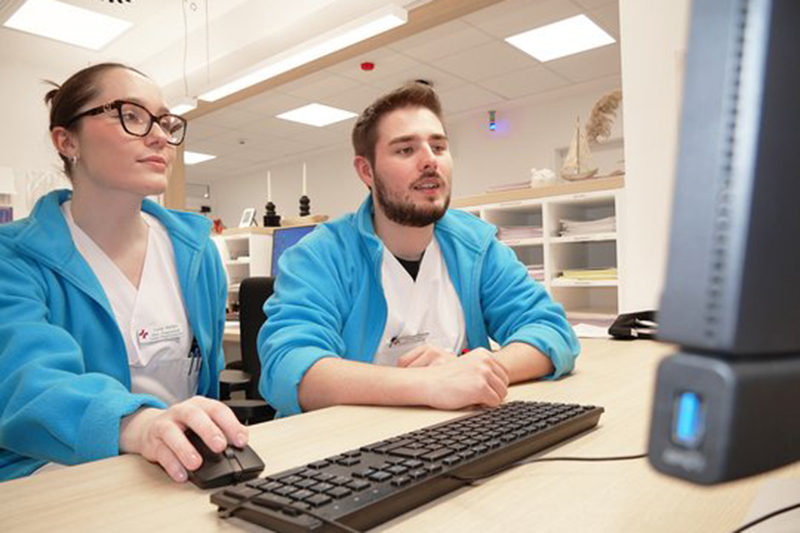 zwei Pflegefachkräfte sitzen gemeinsam am Computer auf der Nurse-led Unit