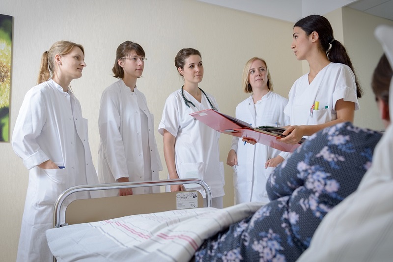 Unterrichtssituation während dem Praktischen Jahr: am Krankenbett