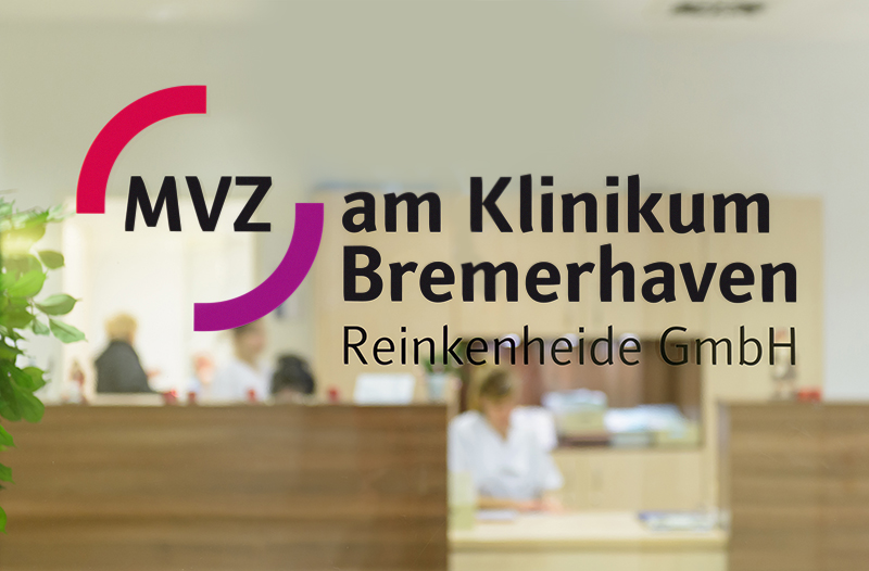 Blick durch das Logo auf der gläsernen Eingangstür des Medizinischen Versorgungszentrums am Klinikum Bremerhaven Reinkenheide auf den Empfangsbereich (Foto: Antje Schimanke)