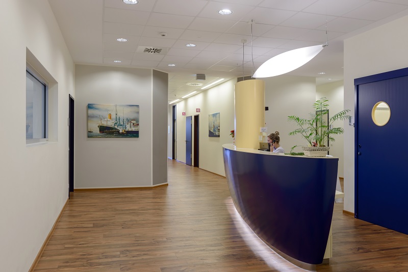 Eingangsbereich der Praxis für Mund-, Kiefer- und Gesichtschirurgie im Medizinischen Versorgungszentrum am Klinikum Bremerhaven-Reinkenheide (Foto: Antje Schimanke)
