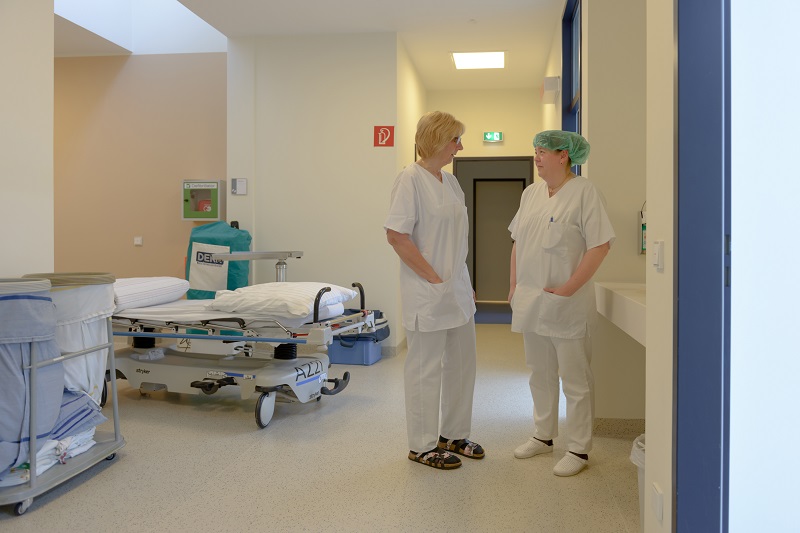 zwei Mitarbeiterinnen im Flur der Praxis für Mund-, Kiefer- und Gesichtschirurgie im Medizinischen Versorgungszentrum am Klinikum Bremerhaven-Reinkenheide