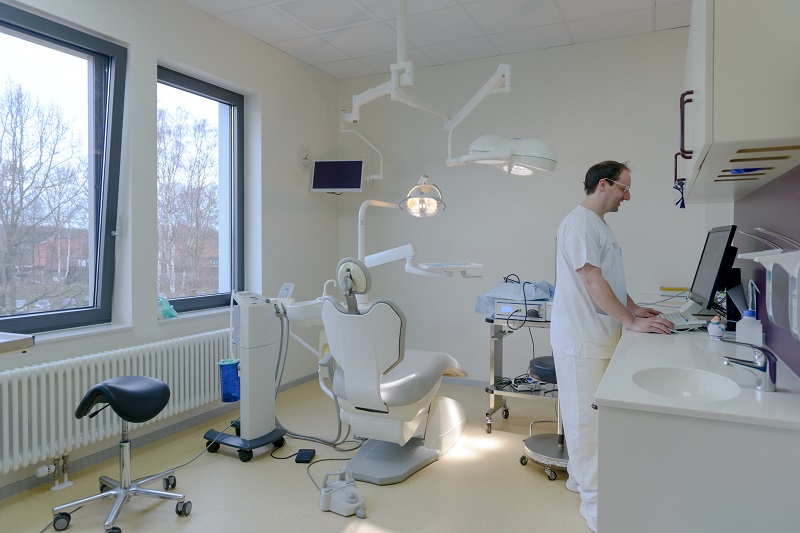 ein Arzt in einem Behandlungszimmer der Praxis für Mund-, Kiefer- und Gesichtschirurgie im Medizinischen Versorgungszentrum am Klinikum Bremerhaven-Reinkenheide