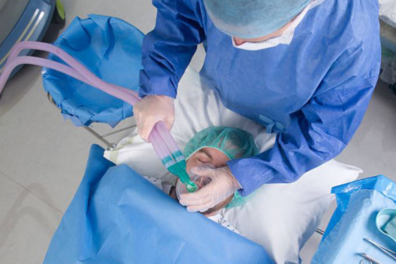 Schmuckbild: ein Anästhesist verabreicht eine Inhalationsnarkose über eine Atemmaske (Quelle: istockphoto.com)