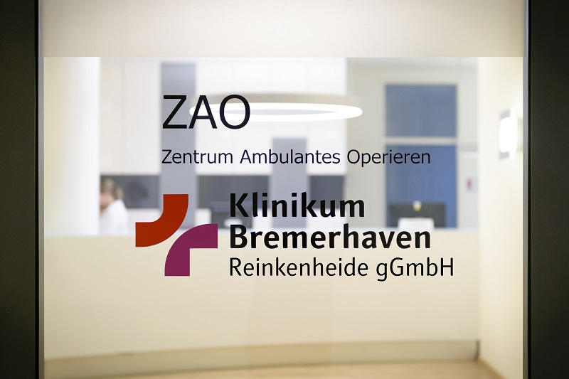 Blick durch die beschriftete Glastür in den Eingangsbereich des Zentrums für Ambulantes Operieren am Klinikum Bremerhaven-Reinkenheide; verlinkt zur Seite 'ZAO - Zentrum Ambulantes Operieren'