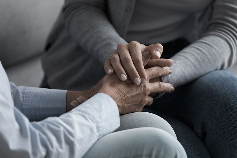 Schmuckbild: eine Person hält die Hände einer anderen Person (Quelle: AdobeStock) Schmuckbild: eine Person hält die Hände einer anderen Person (Quelle: AdobeStock)