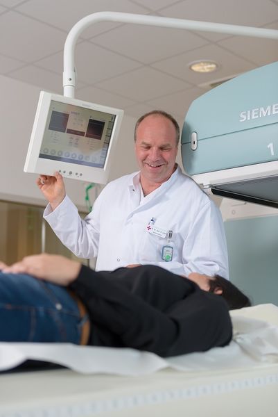 Chefarzt Dr. Linke und eine Patientin am Computertomografen der Klinik für Nuklearmedizin am Klinikum Bremerhaven-Reinkenheide