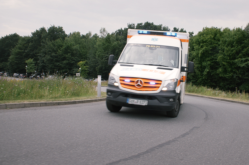 Ein Rettungswagen bei der Anfahrt auf das Klinikum Bremerhaven-Reinkenheide