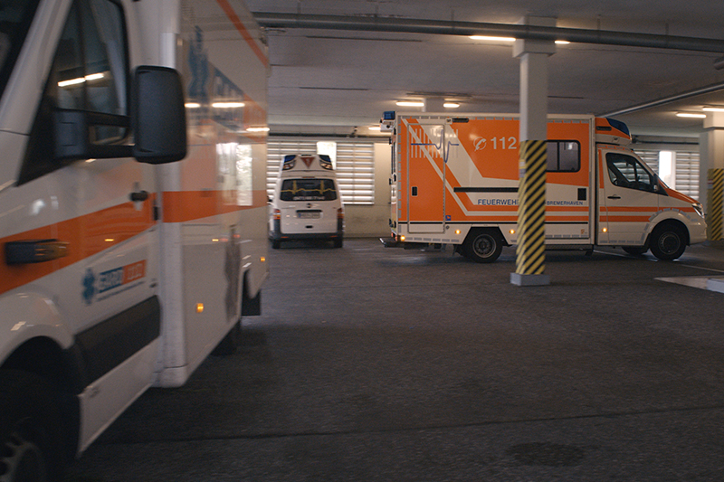Die Krankenwagen-Halle am Klinikum Bremerhaven-Reinkenheide mit einigen Fahrzeugen