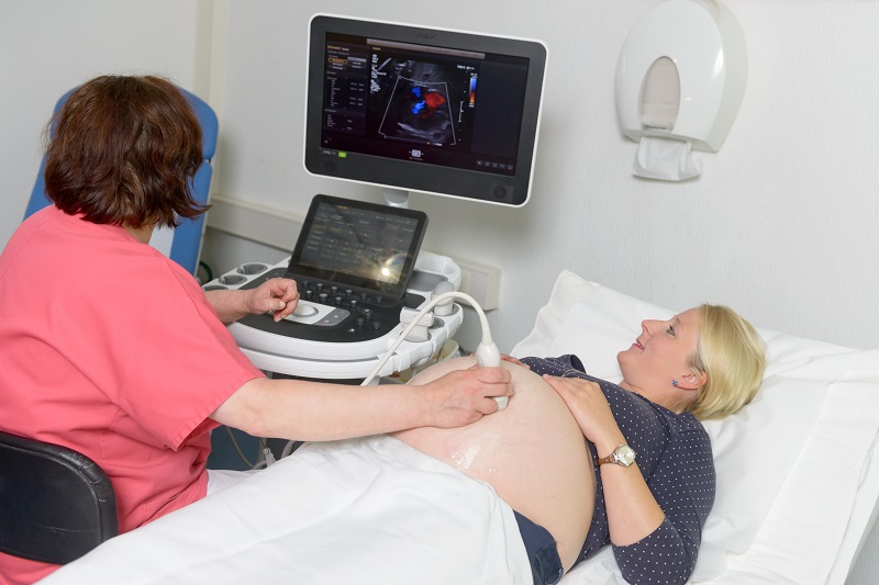 Ultraschall-Untersuchung einer Schwangeren, verlinkt zur Seite der Klinik für Geburtshilfe
