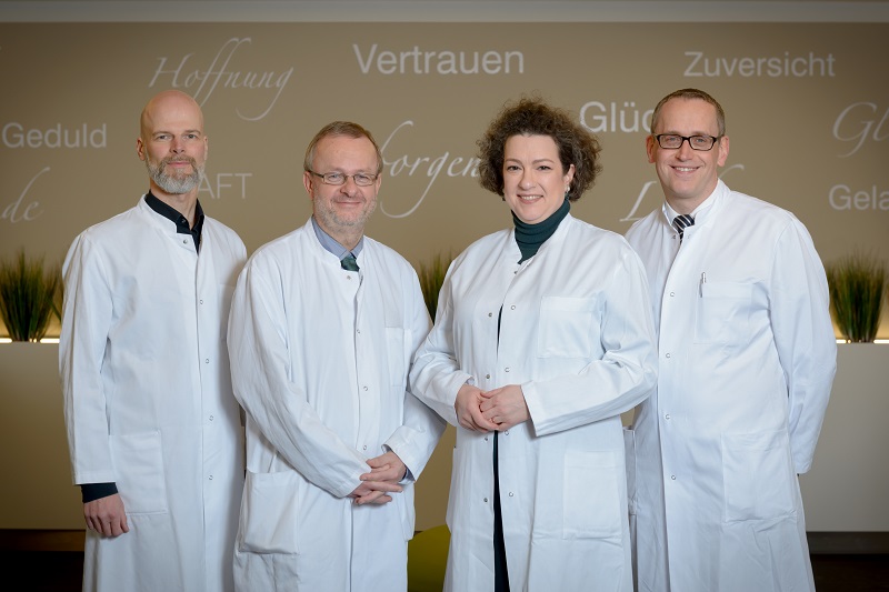 Gruppenfoto von drei Ärzten und einer Ärztin aus der Hautklinik am Klinikum Bremerhaven-Reinkenheide, Bereich Phlebologie und Venenchirurgie (Foto: Schimanke)