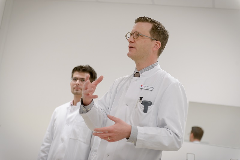 Szenenfoto vom Tag der offenen Tür in der HNO-Ambulanz: Chefarzt Dr. Ebmeyer erklärt