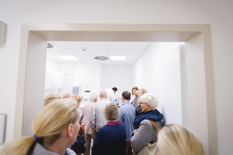 Szenenfoto vom Tag der offenen Tür in der HNO-Ambulanz: Besuchergruppe während der Führung