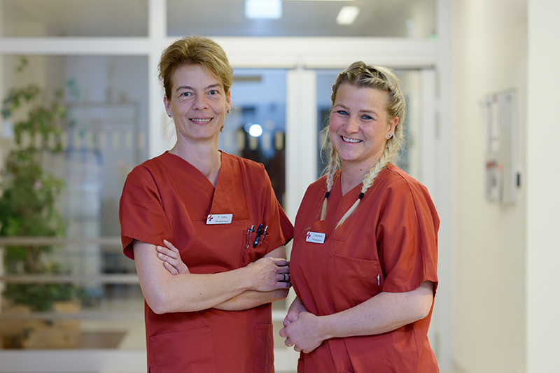 Die beiden Mitarbeiterinnen des Empfang in der Sektion Nephrologie und Dialyse am Klinikum Bremerhaven-Reinkenheide