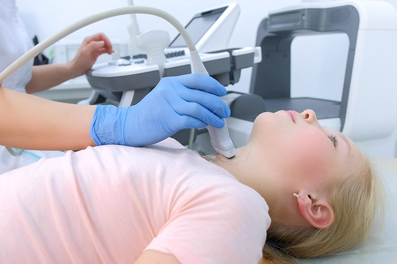 Schmuckbild: Ultraschall-Untersuchung der Schilddrüse bei einem blonden Mädchen (Quelle: Adobe Stock)