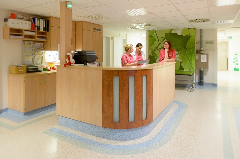 Eingangsbereich mit dem Anmeldetresen der Geburtsstation am Klinikum Bremerhaven-Reinkenheide